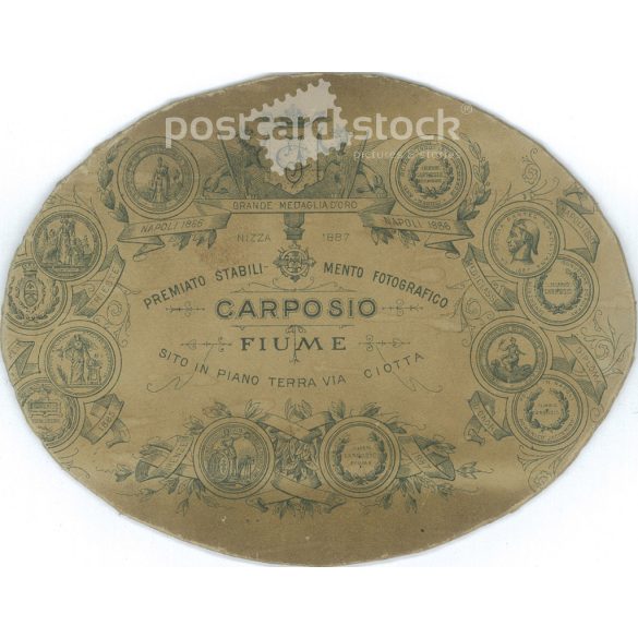 Cca 1900 - Családi csoportkép, feltehetően testvérekről. A képen szereplők személye ismeretlen. A fotó Carposio fotóműtermében készült, Fiumeben. Régi fotó, vágott. Eredeti kabinetfotó / keményhátú fotó / vizitkártya, CDV fotó. (2793872)