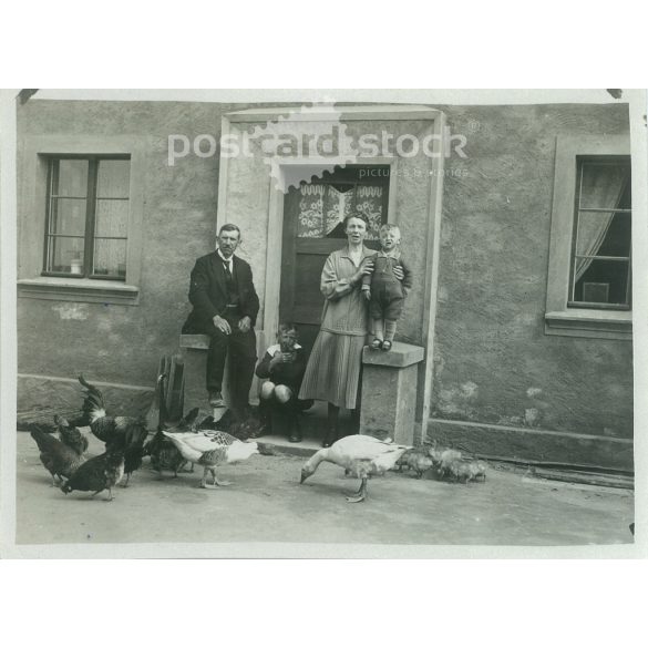 1930 - Családi csoportkép a bejáratnál, háziállatokkal. A képen szereplők és a kép készítője ismeretlen. Eredeti régi fotó. Fekete-fehér fotó, eredeti papírkép. (2793873)
