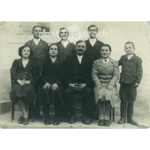 1938 - Bernáth Kálmán és családja. Bürgezd, Erdély. A kép készítője ismeretlen. Eredeti régi fotó. Fekete-fehér fotó, eredeti papírkép. (2793876)