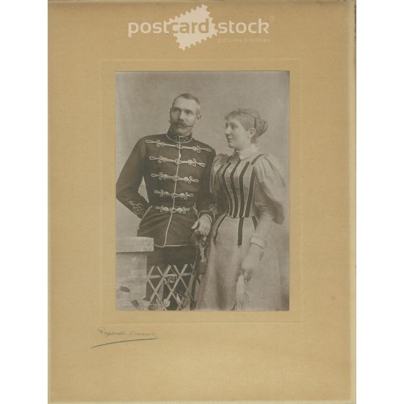 1872 - Fiatal tiszt és felesége, műtermi felvétel. A képen szereplő és a kép készítője ismeretlen. Eredeti régi fotó. Fekete-fehér, kasírozott fotó, eredeti papírkép. (2793878)