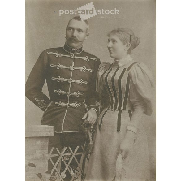 1872 - Fiatal tiszt és felesége, műtermi felvétel. A képen szereplő és a kép készítője ismeretlen. Eredeti régi fotó. Fekete-fehér, kasírozott fotó, eredeti papírkép. (2793878)