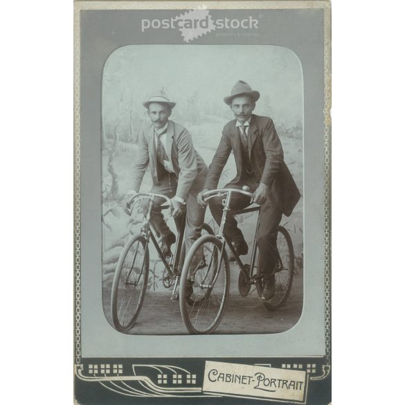 1900-as évek eleje. Szentesi kerékpározó testvérpár. A képen szereplők személye ismeretlen. A fotó a Kövesy műterem munkája. Régi fotó. Eredeti kabinetfotó / keményhátú fotó / vizitkártya, CDV fotó. (2793885)