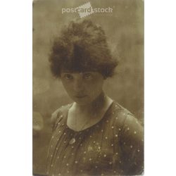   Fiatal lány fotója. A képen szereplő személye és a kép készítője ismeretlen. Eredeti régi fotó. Fekete-fehér fotólap, régi képeslap. (2793887)