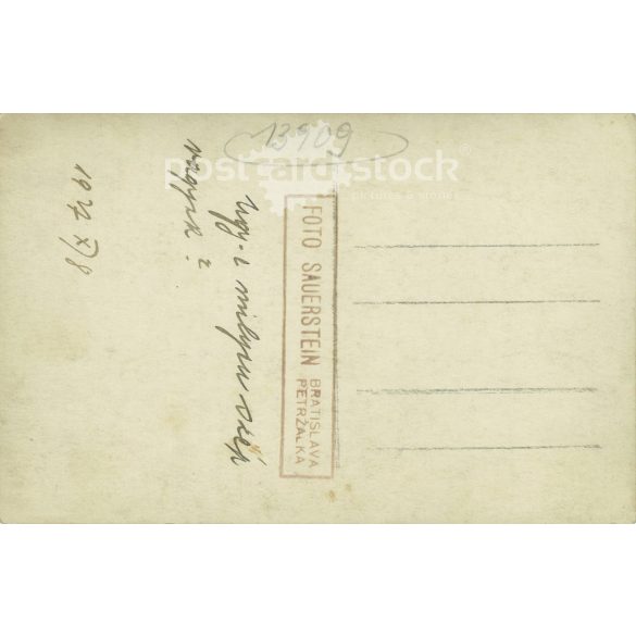 1927 - Pozsony. A képen szereplők személye ismeretlen. A fotó a Sauerstein műterem munkája. Eredeti régi fotó. Fekete-fehér fotólap, régi képeslap. (2793893)