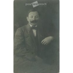   1912 - Középkorú férfi műtermi fotója. A képen szereplő személye és a kép készítője ismeretlen. Eredeti régi fotó, zselatinos ezüst. Fekete-fehér fotólap, régi képeslap. (2793894)