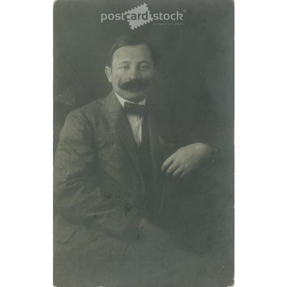 1912 - Középkorú férfi műtermi fotója. A képen szereplő személye és a kép készítője ismeretlen. Eredeti régi fotó, zselatinos ezüst. Fekete-fehér fotólap, régi képeslap. (2793894)