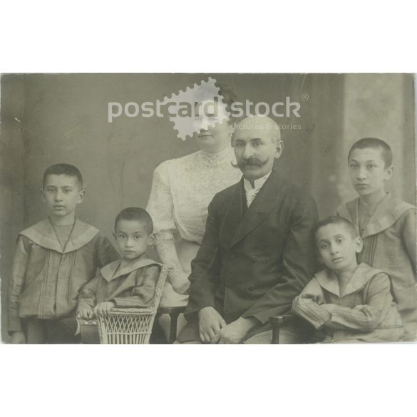1900-as évek eleje. Deutsch Béla és családja műtermi felvétel. A kép készítője ismeretlen. Régi fotó. Eredeti kabinetfotó / keményhátú fotó / vizitkártya, CDV fotó. (2793897)
