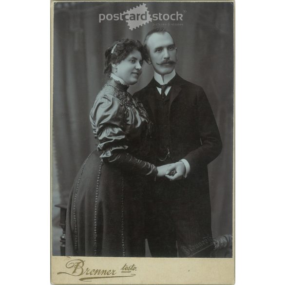 1905 - Pantl Kálmán és Molnár Gizella műtermi fotója. A fotó a Brenner Testvérek fotóműtermében, Szegeden készült. Régi fotó. Eredeti kabinetfotó / keményhátú fotó / vizitkártya, CDV fotó. (2793899)